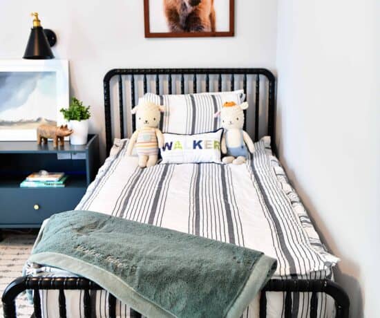 DaVinci Jenny Lind black bed in boys room