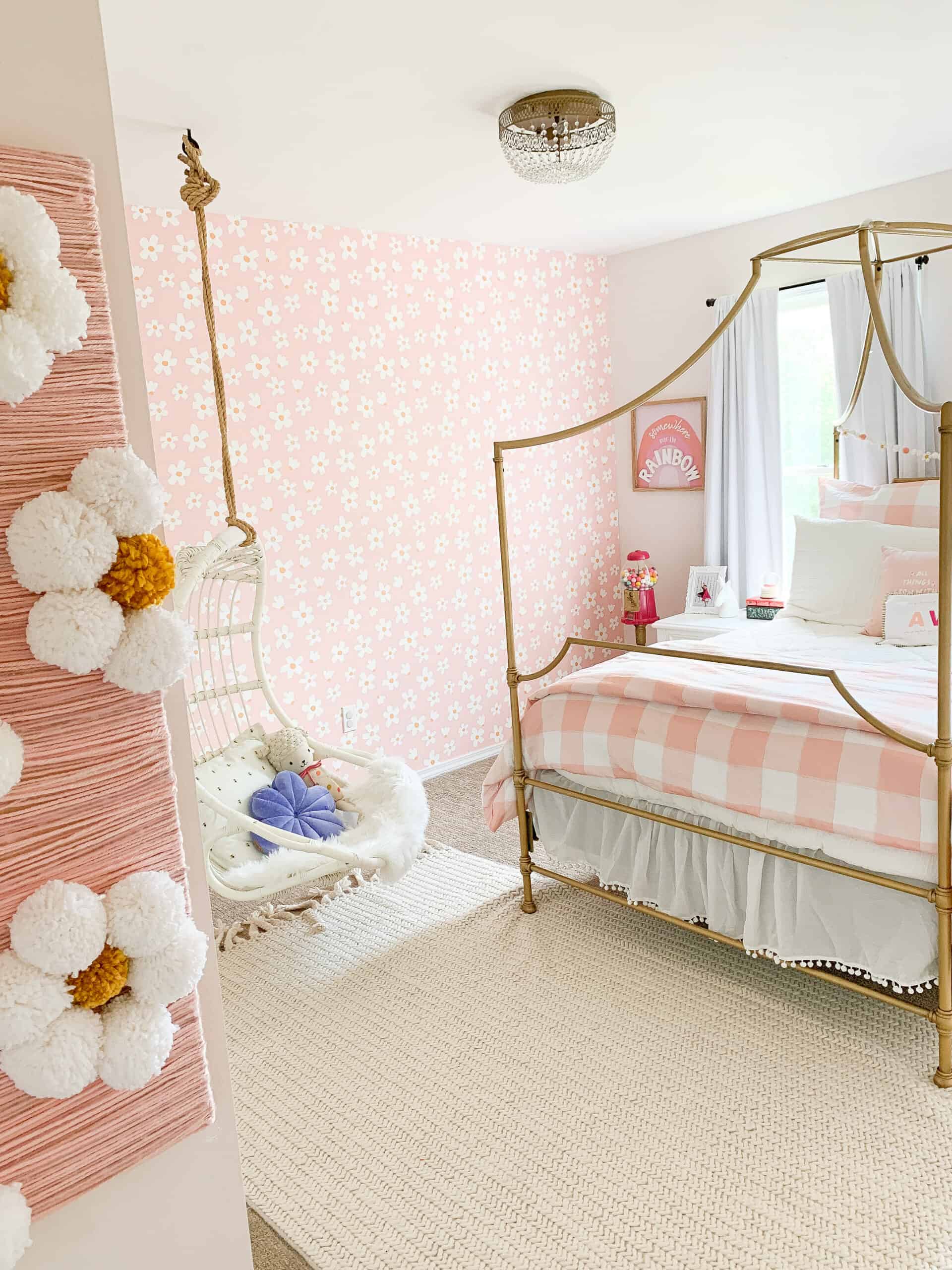 girls daisy room with beddys bedding