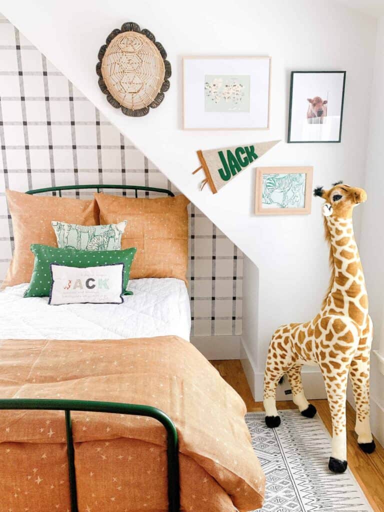 Beddy's bedding in little boy room with white and black wallpapper