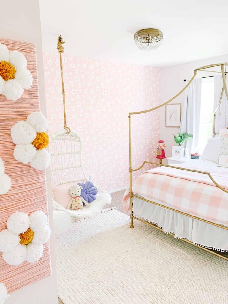 girls room with pink daisy