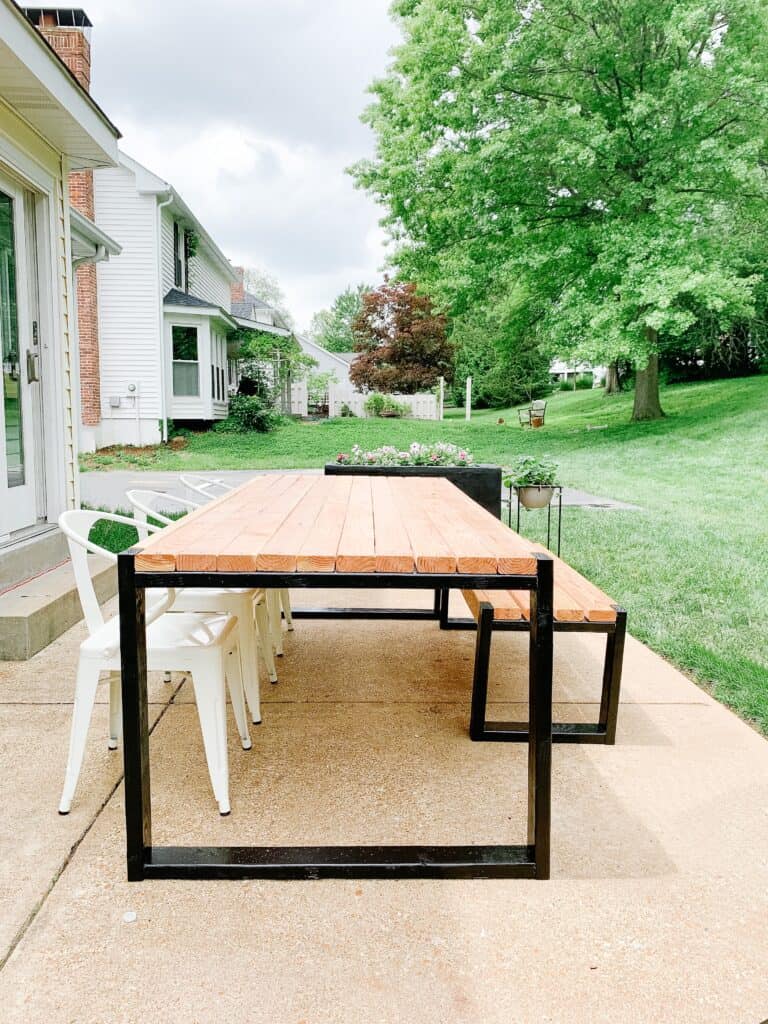 Easy DIY Outdoor Table - arinsolangeathome