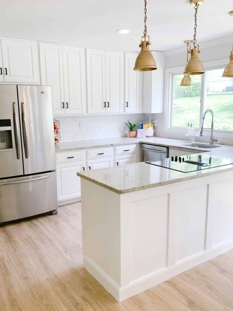 BRASS PENDANT LIGHTS IN THE KITCHEN