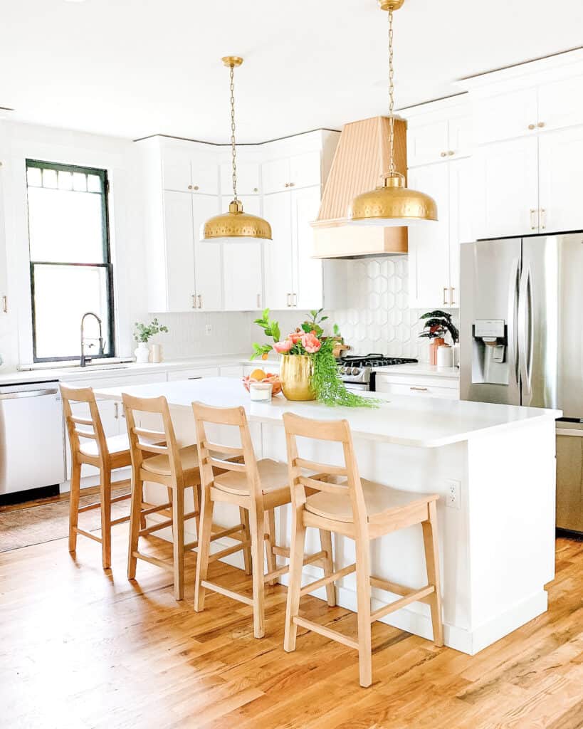 BRASS PENDANT LIGHTS IN THE KITCHEN