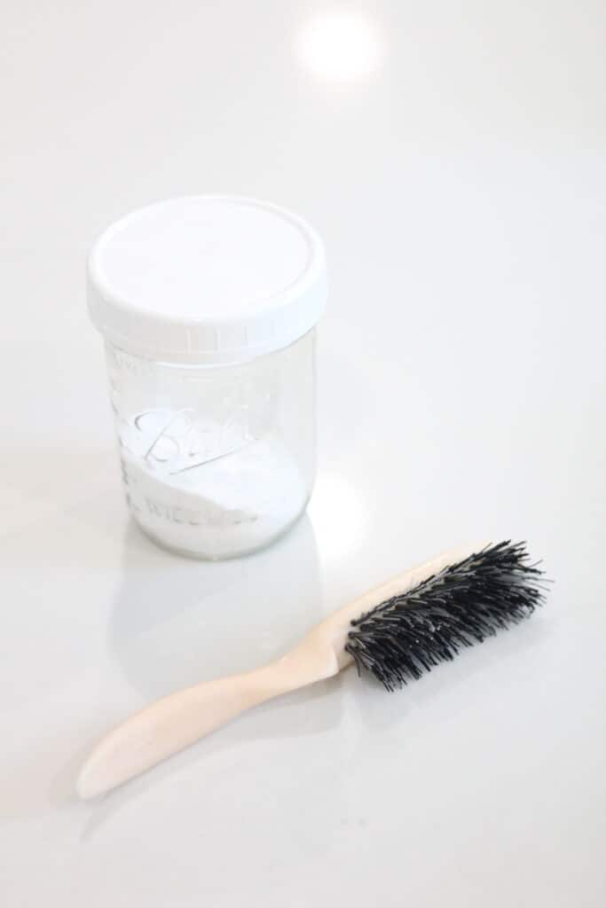 How to Clean Hairbrushes With Vinegar & Baking Soda