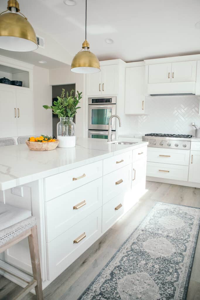 white shaker style kitchen cabinets