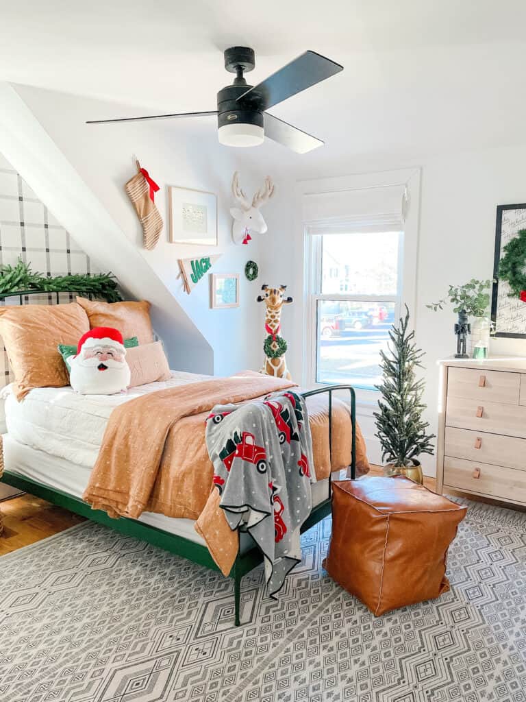 Kids room decorated for Christmas 
