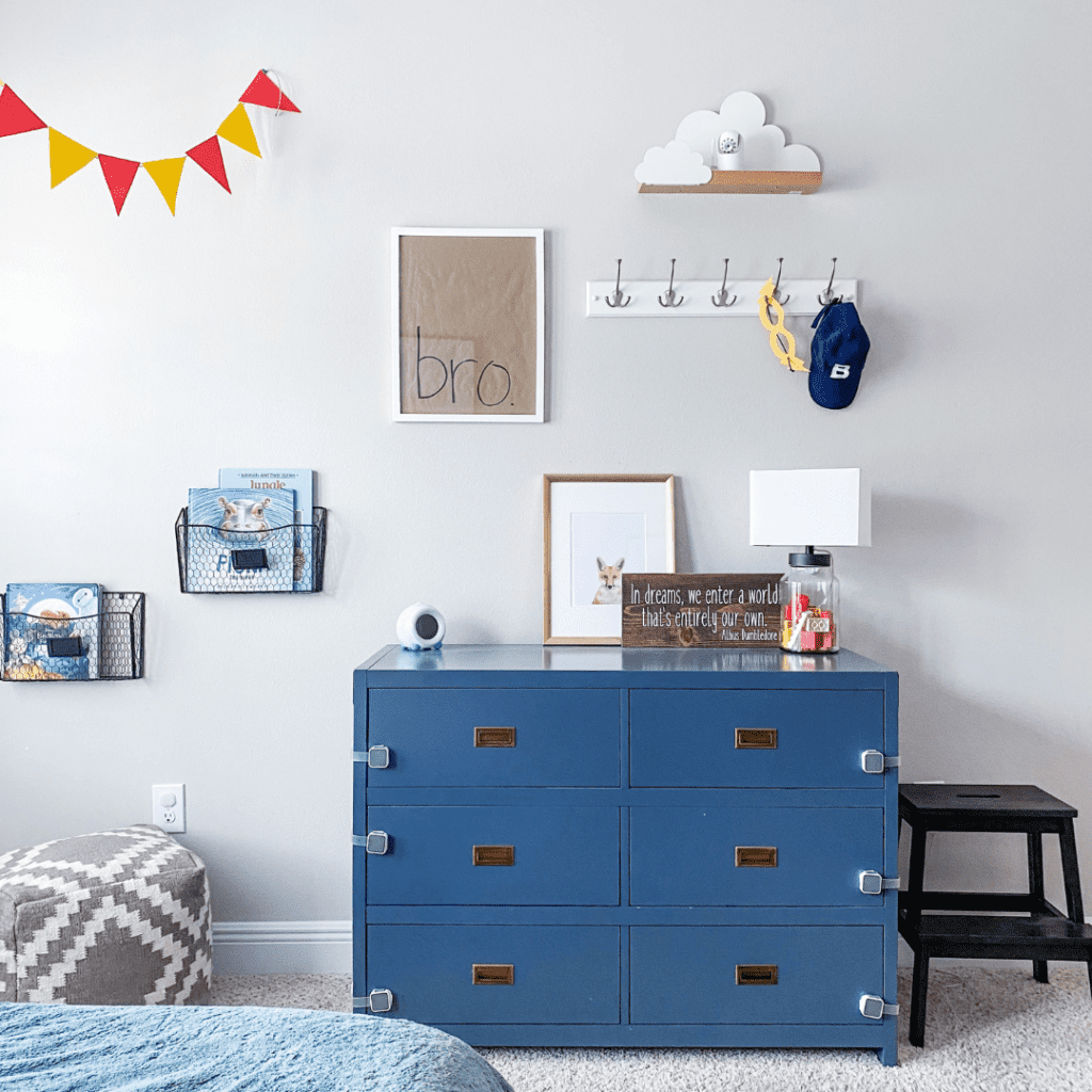 boys room with sleep clock