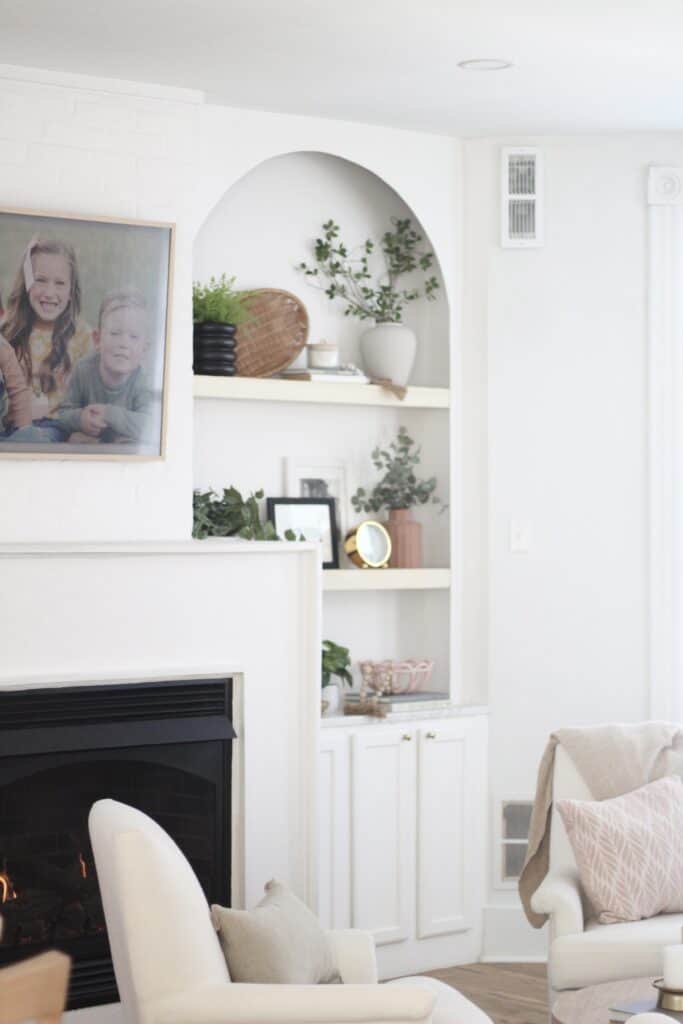 arched built ins in living room 