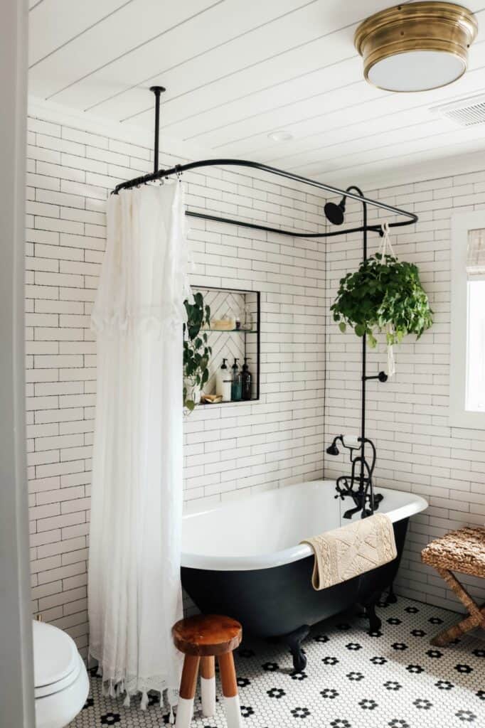 black and white bathroo with clawfoot tub