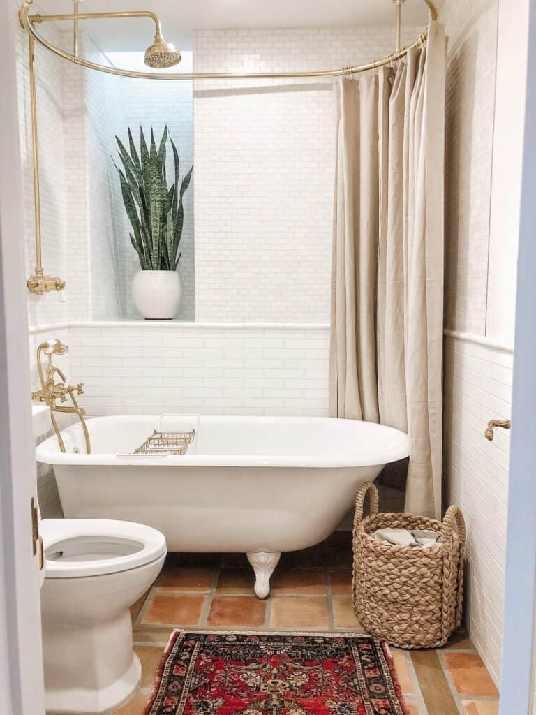 clawfoot tub with shower