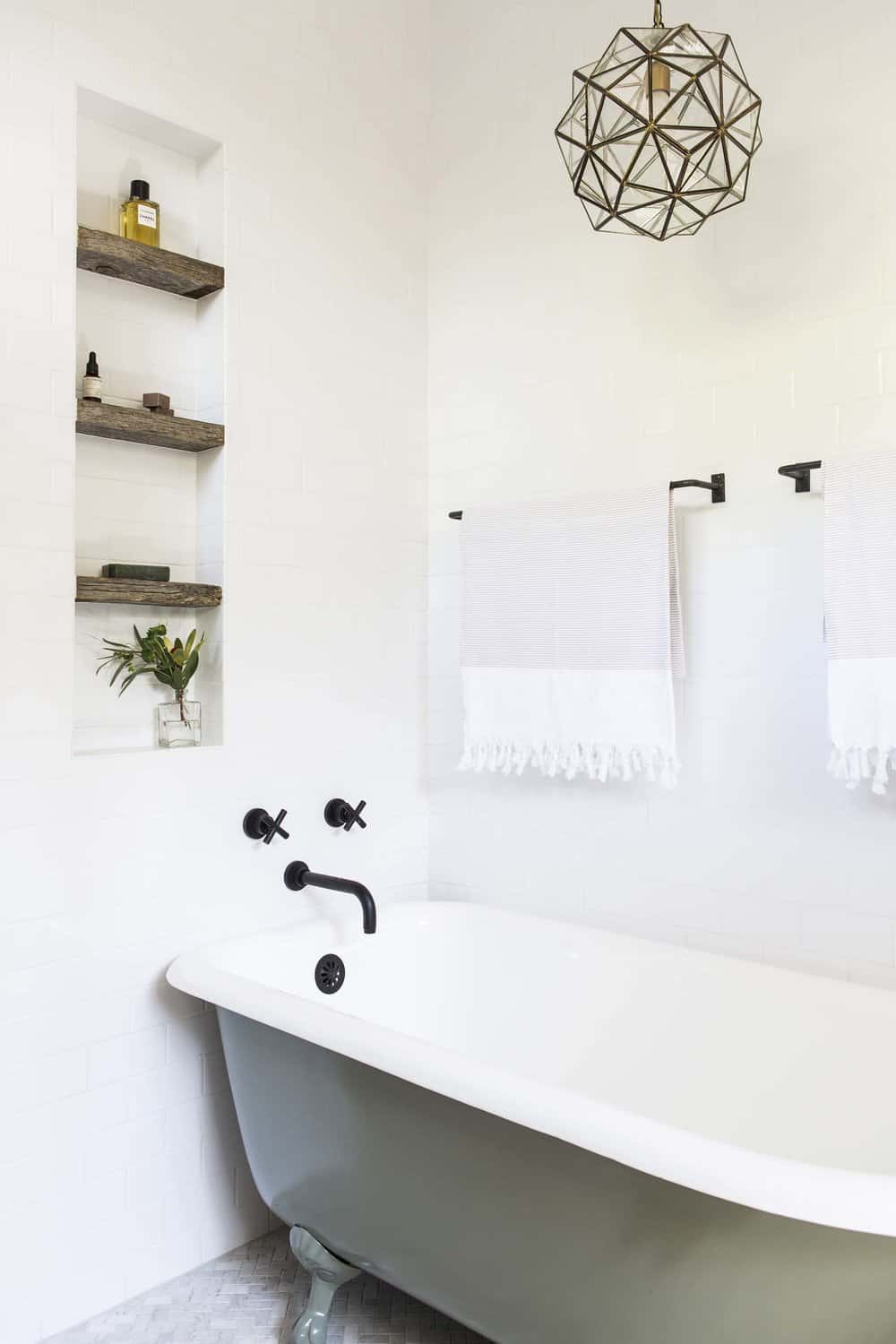 How Much Does a Clawfoot Tub Weigh? arinsolangeathome