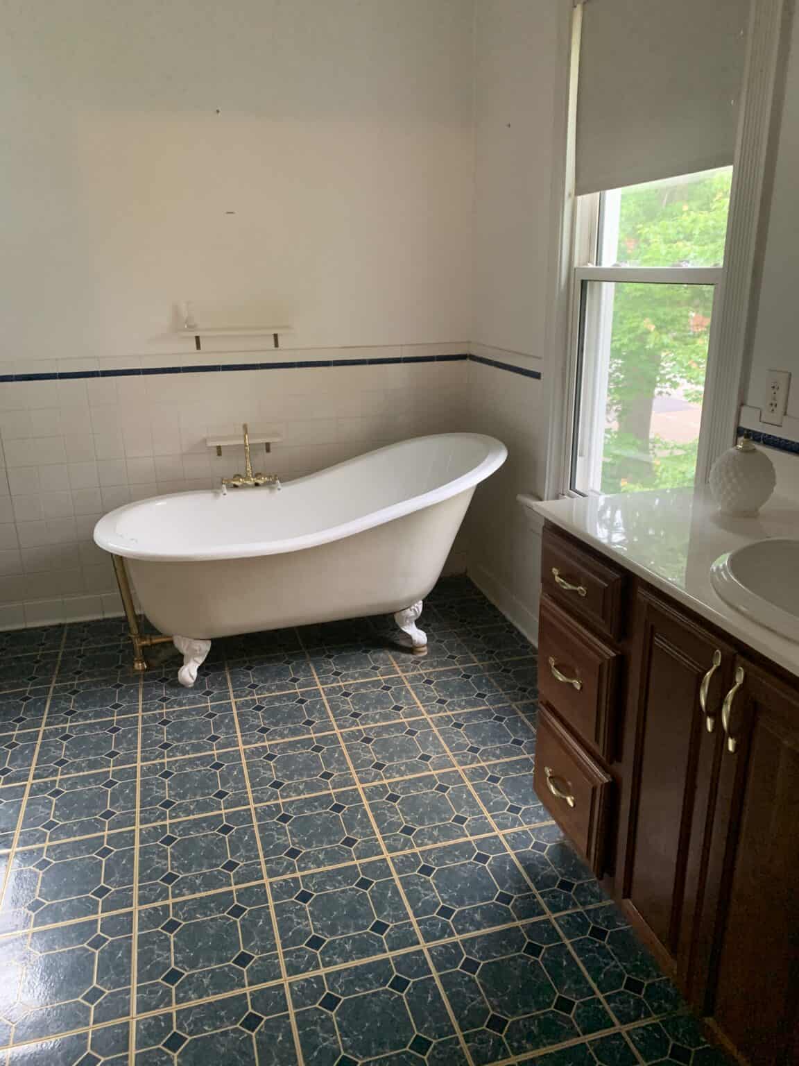 How Much Does a Clawfoot Tub Weigh? arinsolangeathome