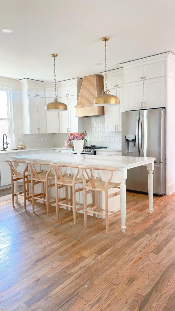 White kitchen island.