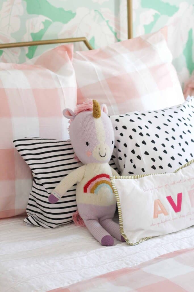 Switching out textiles is the perfect way to change up decor in a toddler girls bedroom on a budget
