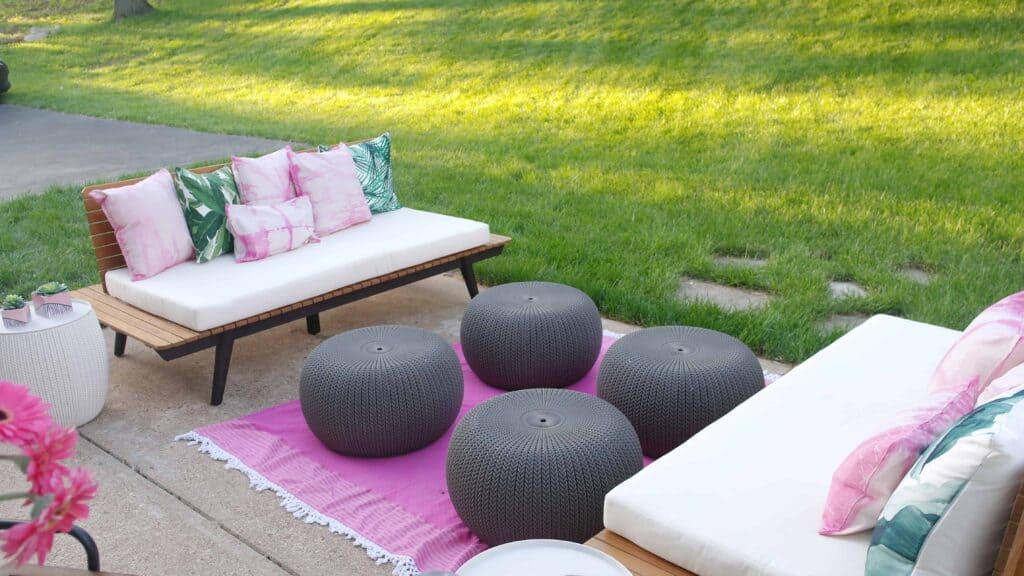 Pink outdoor rug, poufs and outdoor sofa