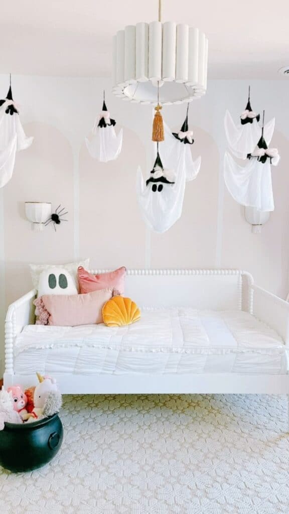 DIY Halloween Decorations Hanging ghosts in girls bedroom.