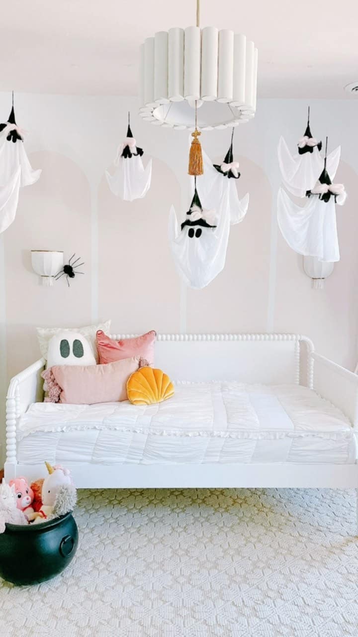 15 Easy & Scary DIY Halloween Decorations - arinsolangeathome