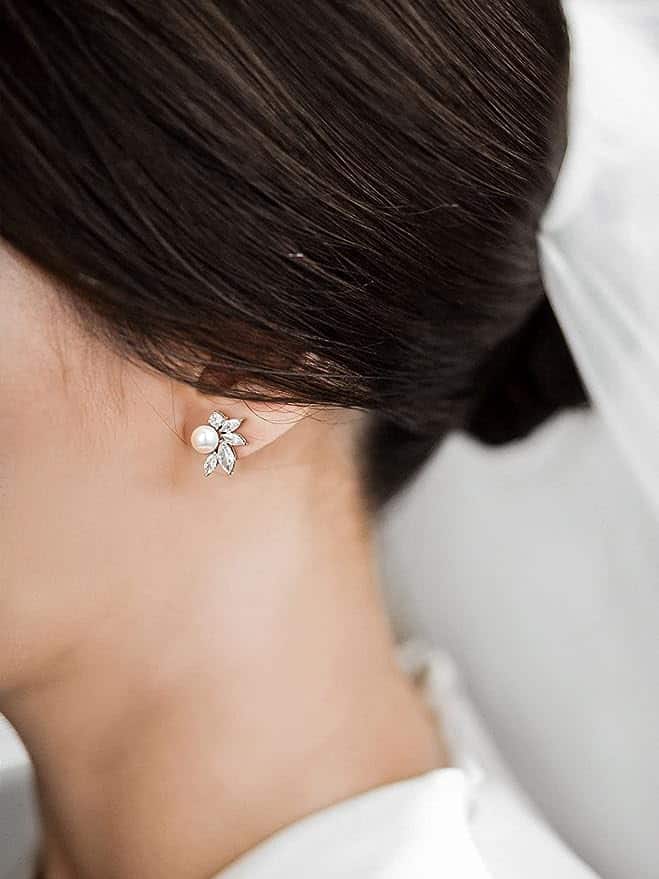 Pearl earring sizes come in different shapes and styles for bridal jewelry.