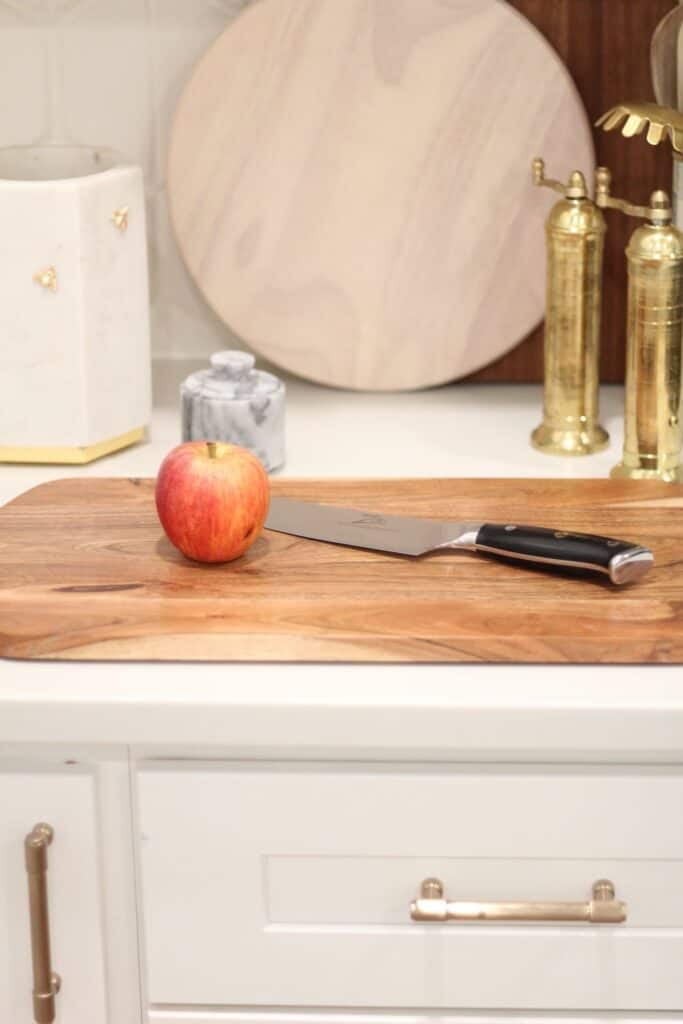 Damascus knife set with wooden board and apple