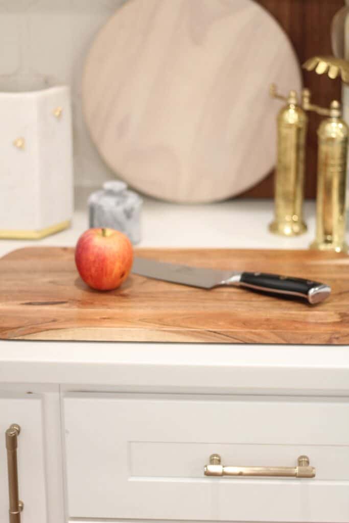The best Damascus kitchen knife set with wooden cutting board and apple