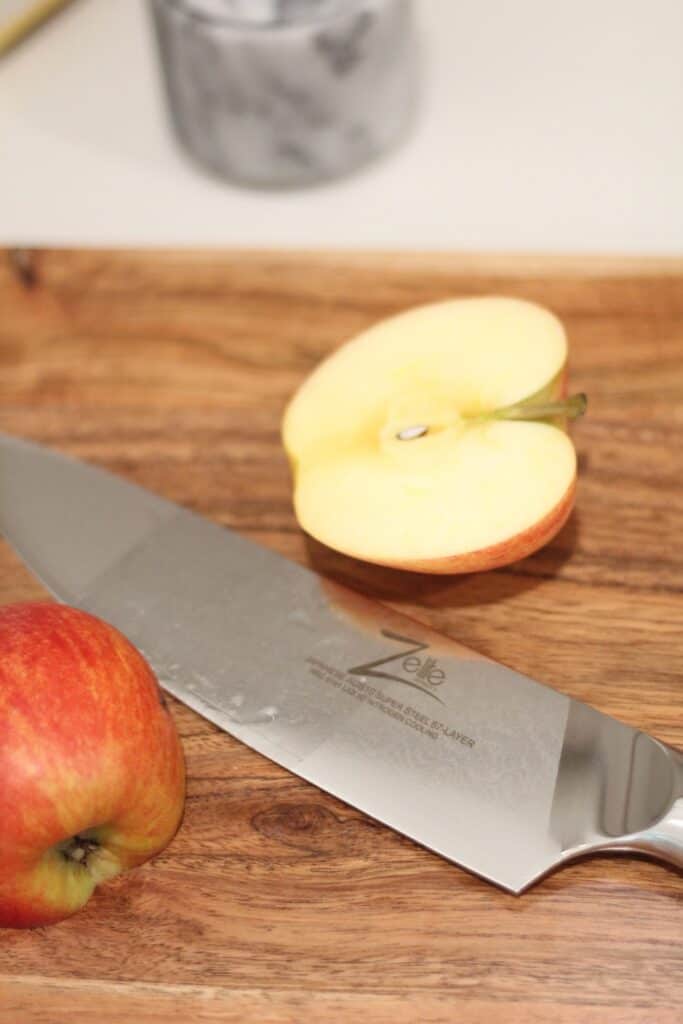 The best Damascus kitchen knife set with apple