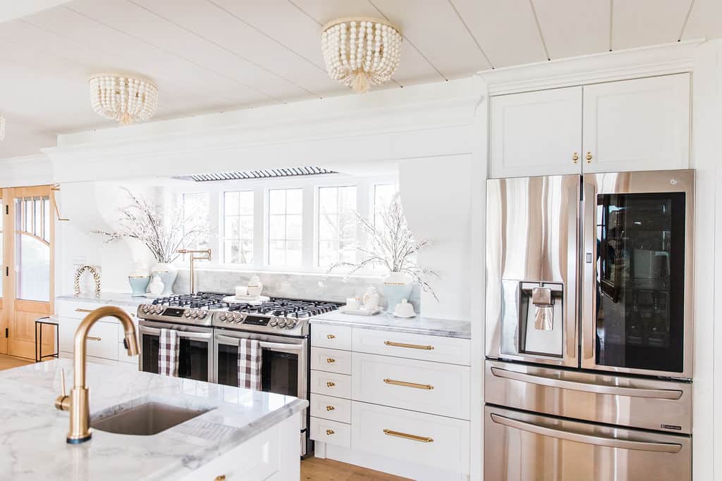 Coastal kitchen in white