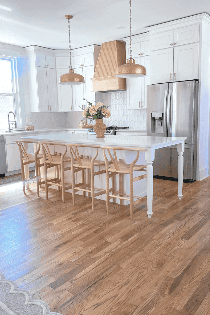 How to choose the besst stool for your kitchen island with white kitchen and natural stool
