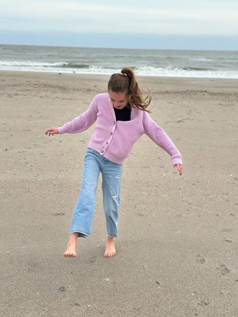 The Best Family Beach Photoshoot Outfit Ideas
classic jeans and pink sweater on girl
